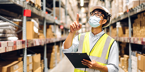 倉庫を管理する従業員